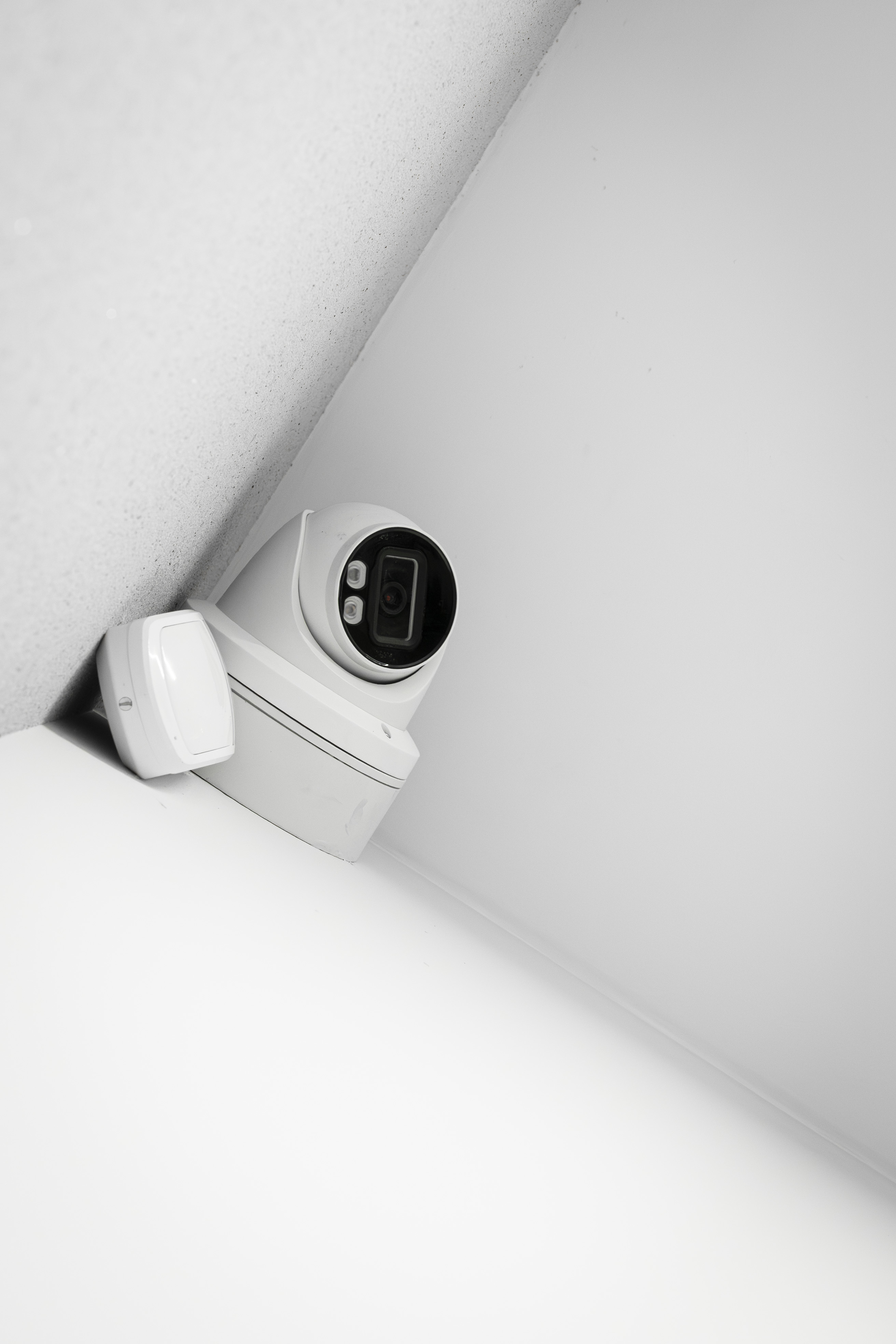 Monitoring domu vs monitoring firmy — czym się różnią i co wybrać?