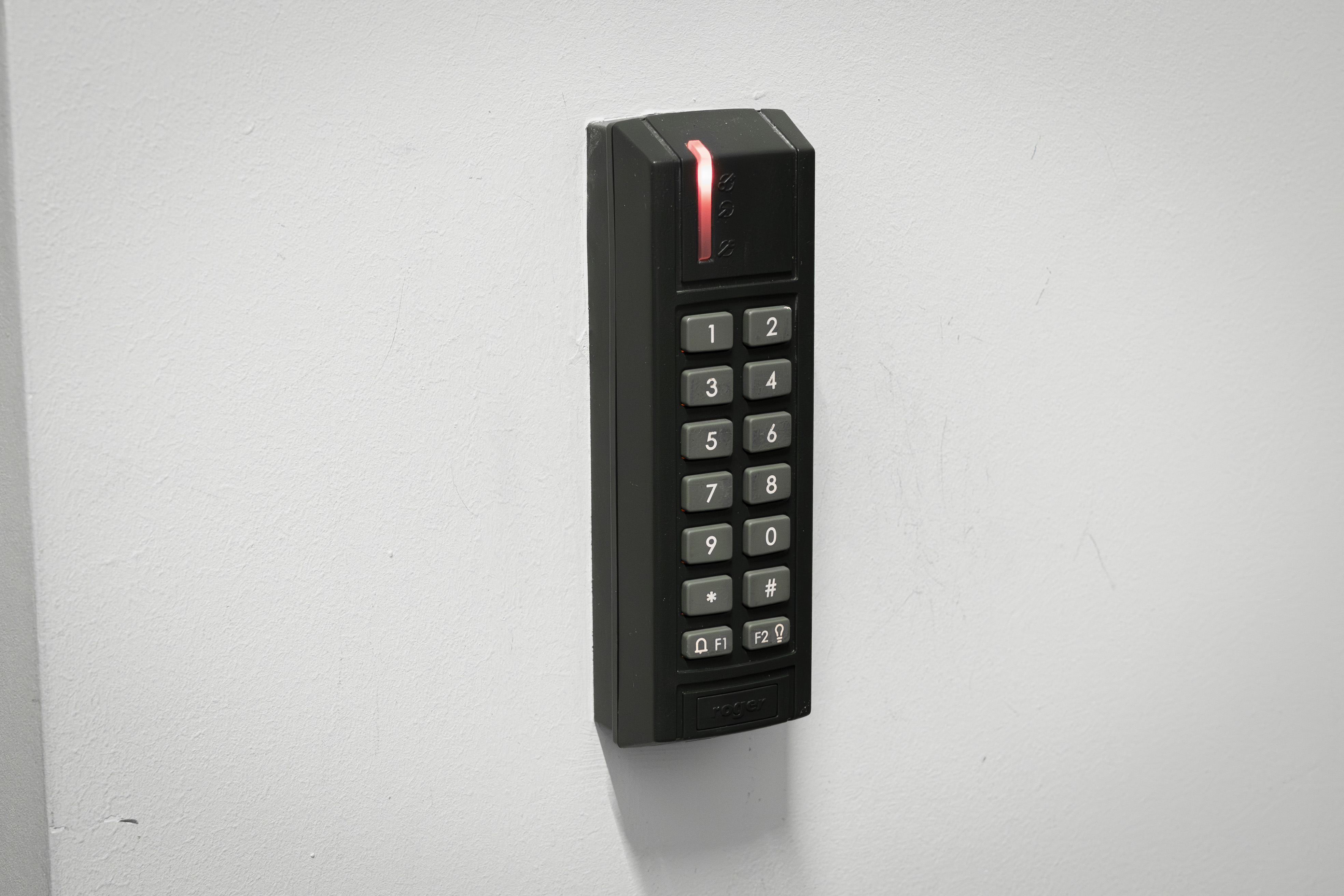 Kontrola dostępu w firmie — RFID, biometria i elektrozamki