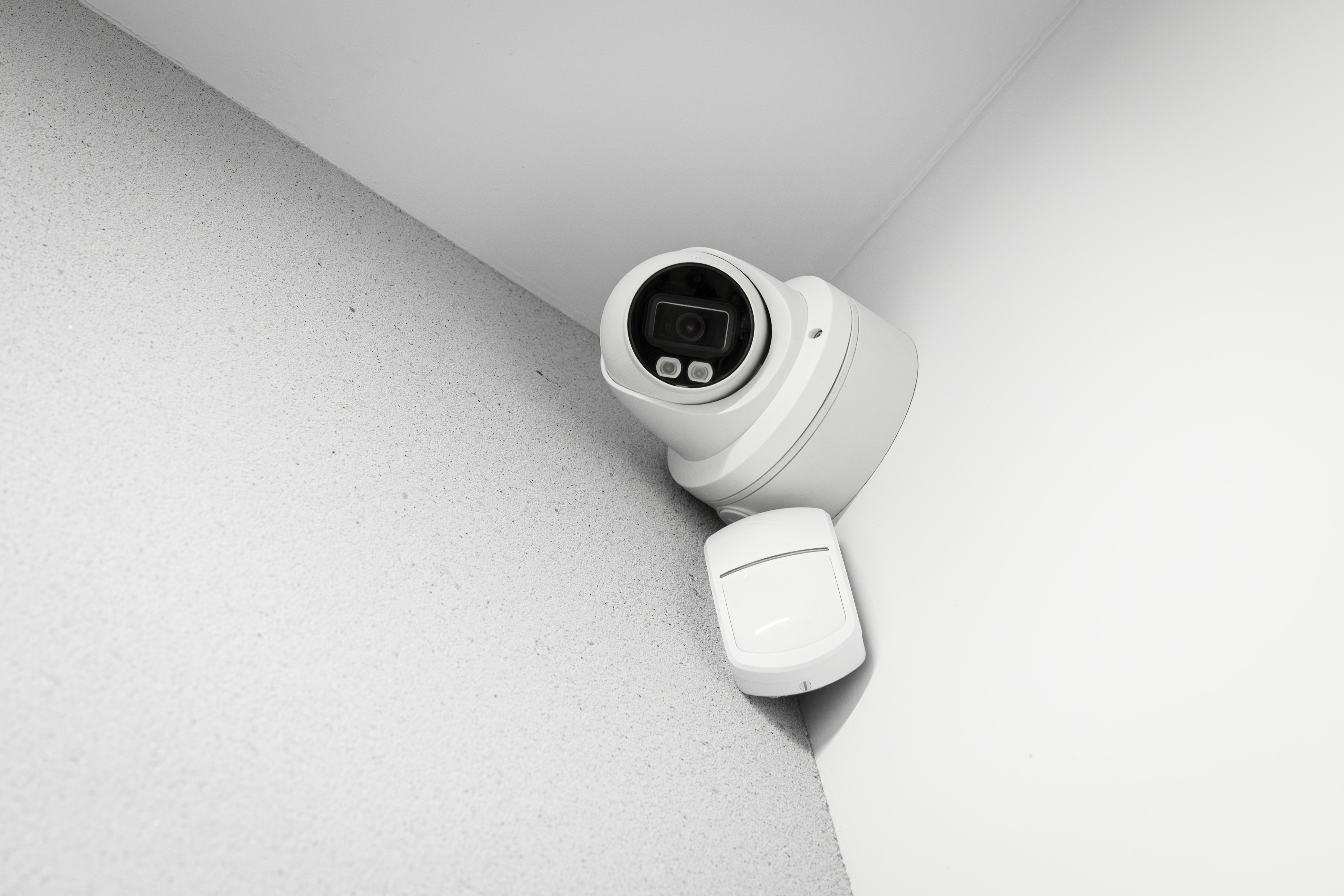 Kamera monitoringu IP z czujnikiem PIR zamontowana w narożniku — realizacja Instal Project